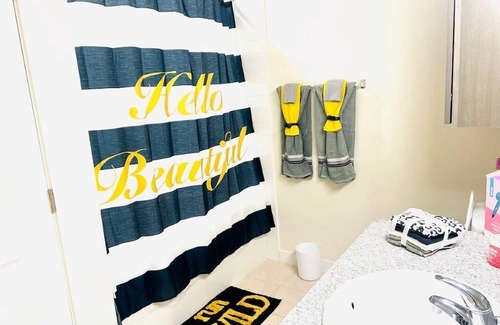Texas City Haus | The Lakeside Layover w/Pool/Parking/WiFi Pkg