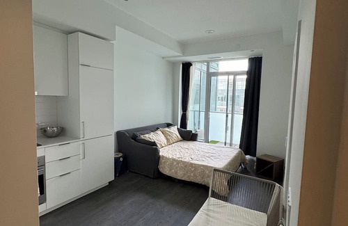 Newtonbrook Wohnung | Family sized condo in Toronto, steps to the Finch subway station and shops.