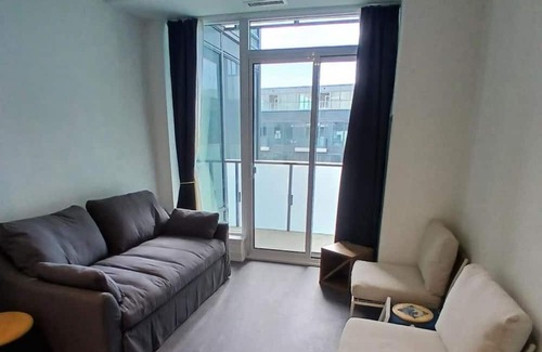Newtonbrook Wohnung | Family sized condo in Toronto, steps to the Finch subway station and shops.