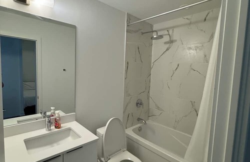 Newtonbrook Wohnung | Family sized condo in Toronto, steps to the Finch subway station and shops.