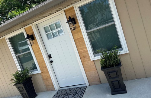 Harrison Hütte | Hillside Charm-Adorable and Charming 2-Bedroom Cottage in Harrison Ohio
