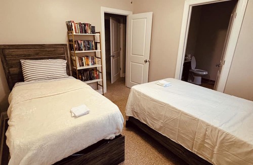 Bridgeport Eigentumswohnung | Spacious 5-bedroom 4-bath condo with Fireplace, Patio and WiFi in Chicago