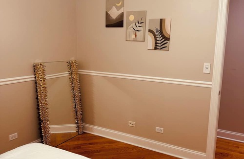 Bridgeport Eigentumswohnung | Spacious 5-bedroom 4-bath condo with Fireplace, Patio and WiFi in Chicago