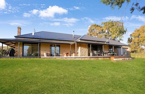 Mansfield Haus | Macs 75 - Luxurious Farm Getaway
