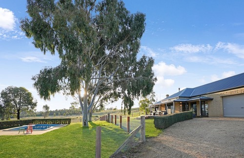 Mansfield Haus | Macs 75 - Luxurious Farm Getaway