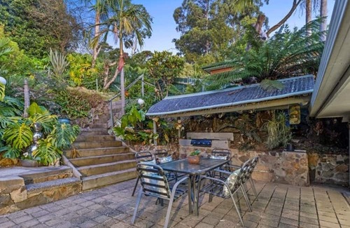 Upper Ferntree Gully Haus | Hilltop Pool Sanctuary near Puffing Billy, 1000 Steps & Westfield Knox