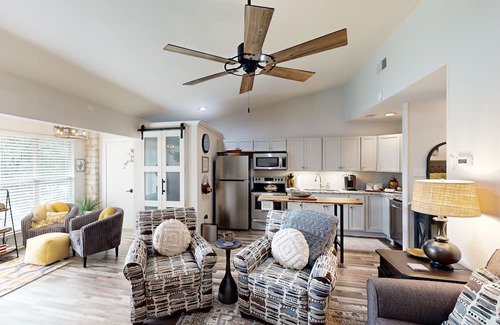 Salado Eigentumswohnung | Updated condo near the Golf Course with fireplace, wifi