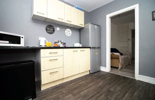 Roath Haus | Modern Retreat: Spacious 5-BR Haven in Roath