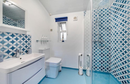 Stalbridge Hütte | Bentley's Retreat sleeps 2 guests in 1 bedroom