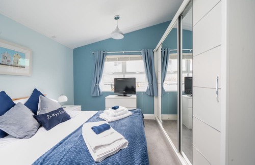 Stalbridge Hütte | Bentley's Retreat sleeps 2 guests in 1 bedroom