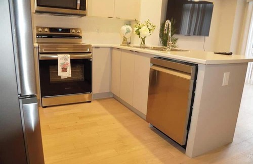 Chapel Hill South Haus | Clean, beautiful and spacious home close to gyms, malls and restaurants