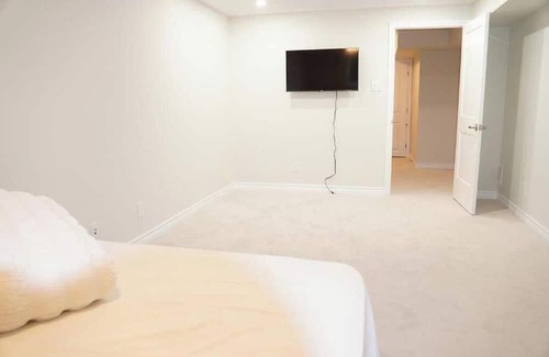 Chapel Hill South Haus | Clean, beautiful and spacious home close to gyms, malls and restaurants