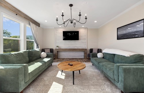 Faber Haus | Charming 3-bedroom Mountain View Retreat in Faber
