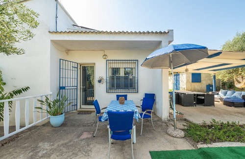 Giba Haus | Holiday Home 'La Casa Di Coccola' with Private Terrace, Wi-Fi and Air Conditioning
