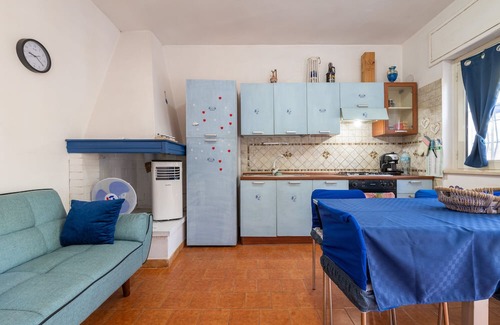 Giba Haus | Holiday Home 'La Casa Di Coccola' with Private Terrace, Wi-Fi and Air Conditioning
