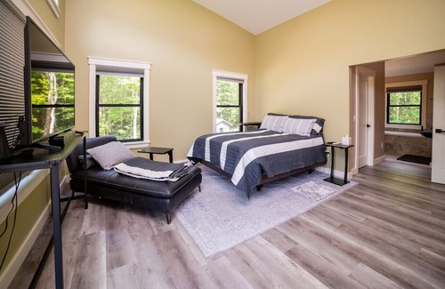 Belfast Haus | Swan Lake Bird House