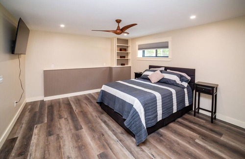 Belfast Haus | Swan Lake Bird House