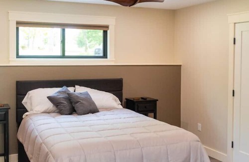 Belfast Haus | Swan Lake Bird House