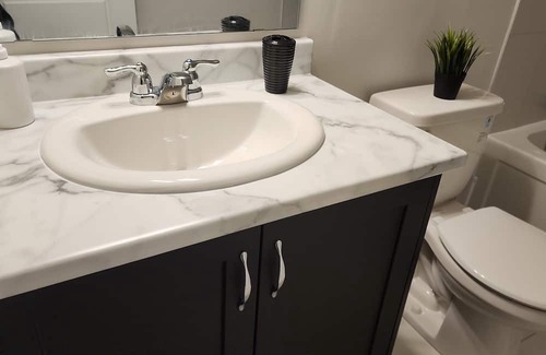 Ottawa Division Haus | Modern & Classy 4 Bedroom&3.5 Bath w/SelfCheck-In+Kitchen & Parking-Ottawa
