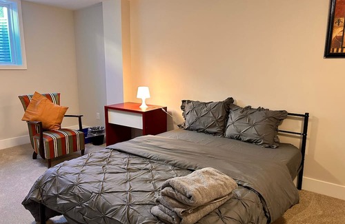 Ottawa Division Haus | Modern & Classy 4 Bedroom&3.5 Bath w/SelfCheck-In+Kitchen & Parking-Ottawa