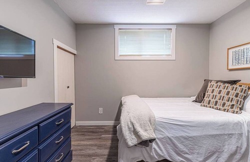 Prince George Haus | Stylish & Modern room w/WiFI