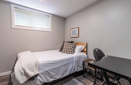 Prince George Haus | Stylish & Modern room w/WiFI