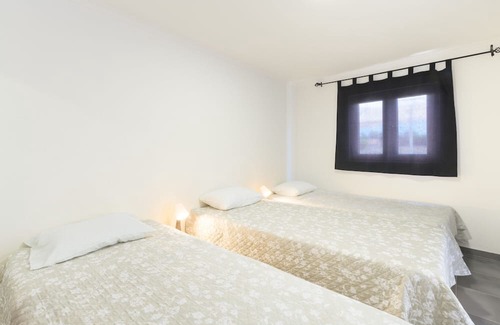 Sines Haus | Private bedroom 'Quarto Triplo 1' with Private Terrace and Wi-Fi