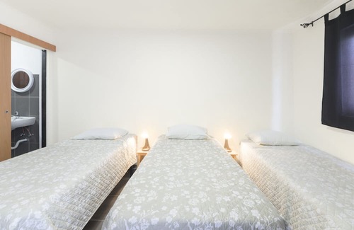 Sines Haus | Private bedroom 'Quarto Triplo 1' with Private Terrace and Wi-Fi