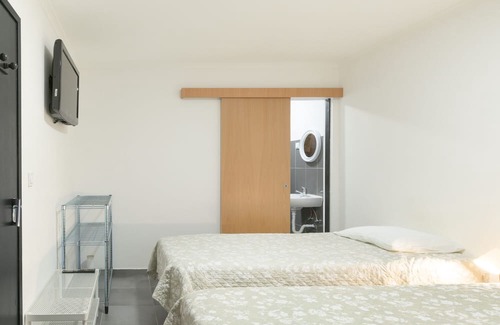 Sines Haus | Private bedroom 'Quarto Triplo 1' with Private Terrace and Wi-Fi