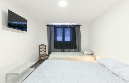 Sines Haus | Private bedroom 'Quarto Triplo Conforto 1' with Private Terrace and Wi-Fi
