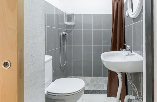 Sines Haus | Private bedroom 'Quarto Triplo Conforto 1' with Private Terrace and Wi-Fi