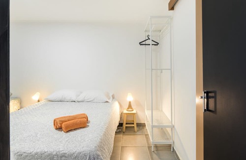 Sines Haus | Private bedroom 'Quarto Triplo Conforto 1' with Private Terrace and Wi-Fi