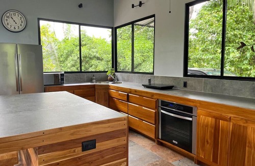 Parrita Haus | Mountaintop House with Breathtaking Views