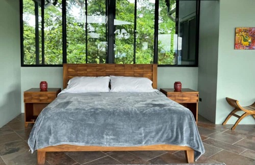 Parrita Haus | Mountaintop House with Breathtaking Views