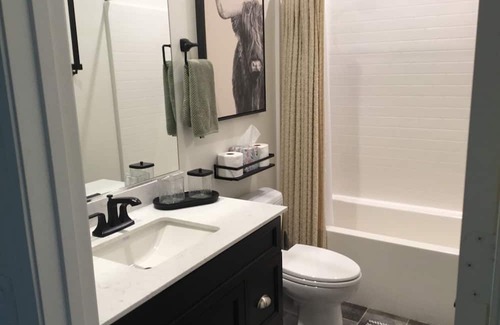 Ventura County Haus | Room in house with access to gym & pool, WiFi in beautiful Santa Paula