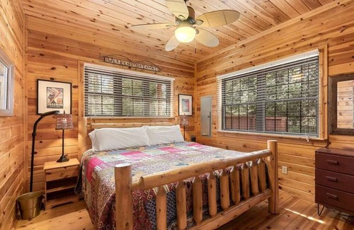 Lakeside Kabine | CEDAR LODGE HIDEAWAY: Private pool, private beach, fireplace, & firepit.