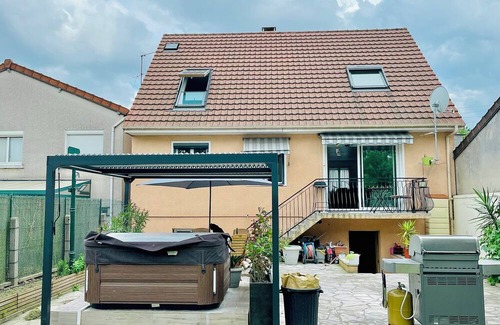 Le Blanc-Mesnil Haus | 2-bedroom house in enchanting Le Blanc-Mesnil with AC, WiFi, fitness room