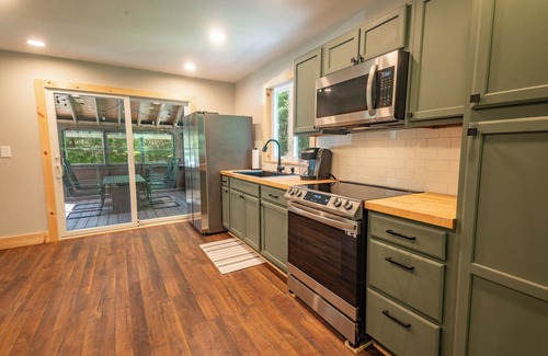 Woodgate Kabine | Beautiful 2- bedroom cabin in the Adirondacks with beach/lake access