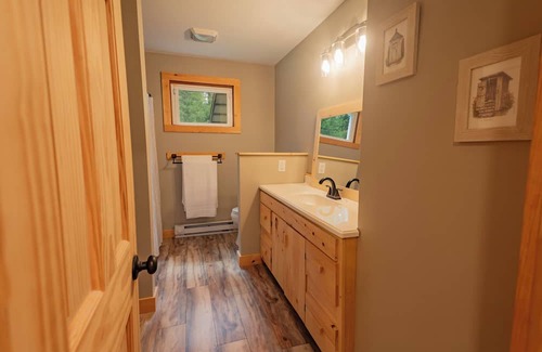 Woodgate Kabine | Beautiful 2- bedroom cabin in the Adirondacks with beach/lake access