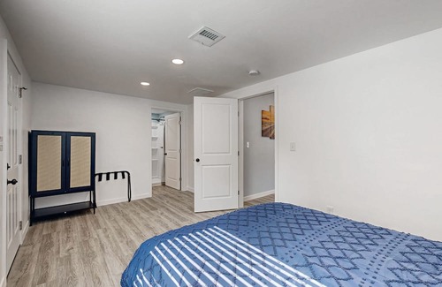 Miami Haus | Newly remodeled home near Route 66 w/WiFi, AC, Washer/Dryer