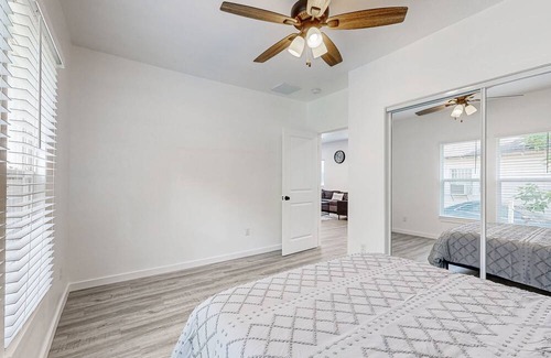 Miami Haus | Newly remodeled home near Route 66 w/WiFi, AC, Washer/Dryer