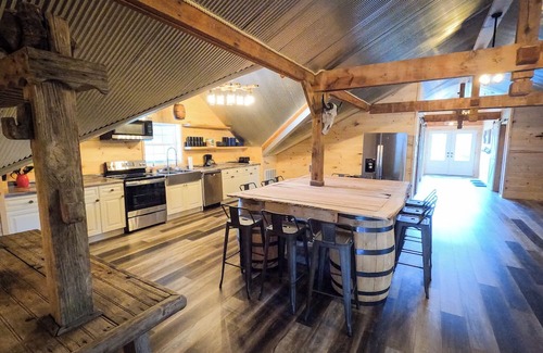 Corbin Eigentumswohnung | Coyote Moon Ranch 4-bed condo barn dominium style borders Forest & Laurel Lake