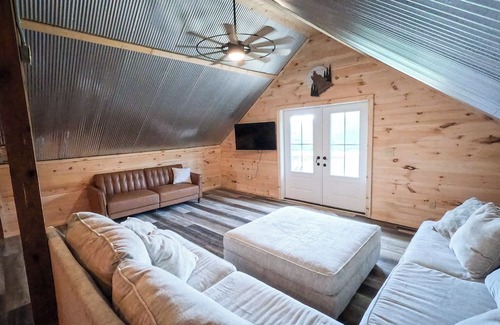Corbin Eigentumswohnung | Coyote Moon Ranch 4-bed condo barn dominium style borders Forest & Laurel Lake