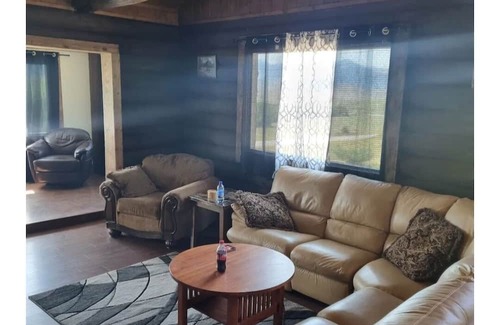 Fishtail Kabine | Private 4-bedroom cabin with WiFi, AC in awesome Nye,Mt. Many nearby attractions