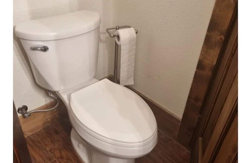 Fishtail Kabine | Private 4-bedroom cabin with WiFi, AC in awesome Nye,Mt. Many nearby attractions