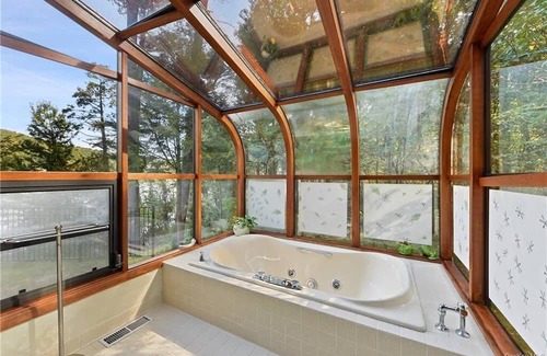 Lewisboro Haus | Charming 2.5 bedroom house with AC private beach front property on Lake Waccabuc