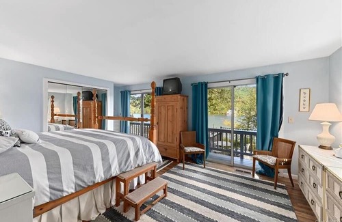 Lewisboro Haus | Charming 2.5 bedroom house with AC private beach front property on Lake Waccabuc