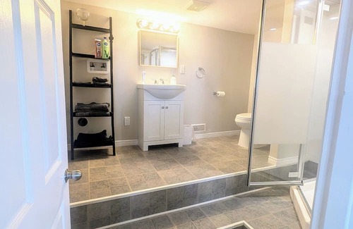 Terence Bay Wohnung | The Atlantic Abode- Cozy Beachfront walkout 1Bed with private bathroom & kitchen