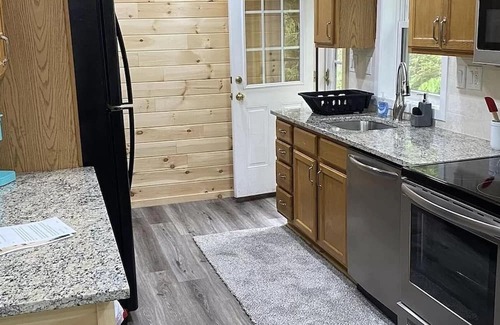 White Haven Kabine | LAKEFRONT w/HOTTUB/FIRE PIT/Arcade GAMES/5 MIN TO SKI/Sleeps 14+ Pet Friendly