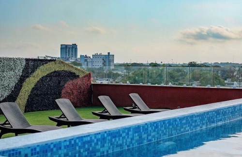 Centro Haus | Your Perfect Mérida Escapade: Elegant Rooms, Stunning Rooftop Pool - Parking